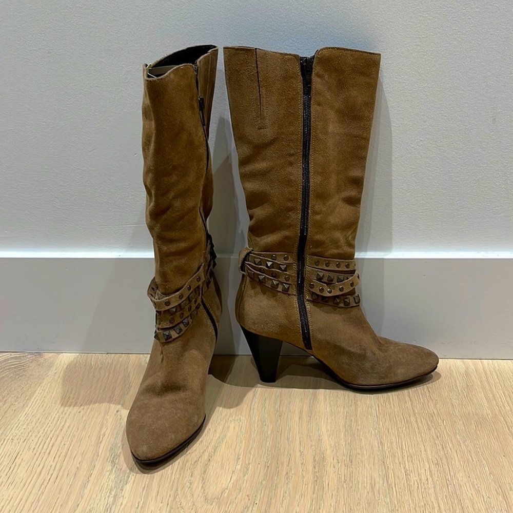Suede leather boots with metal rivet details